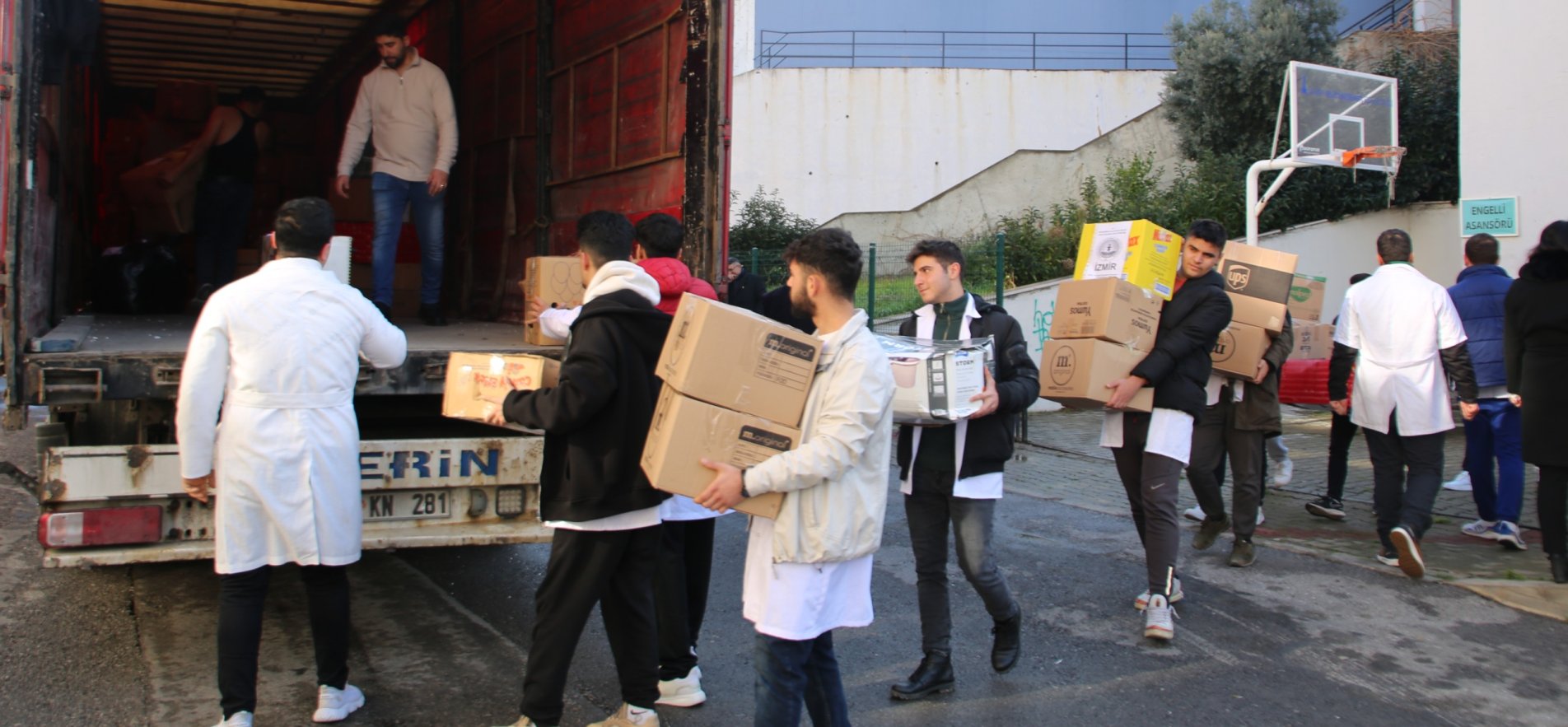 KURSİYERLERİN GAZZELİLER İÇİN HAZIRLADIĞI YARDIMLAR YOLA ÇIKTI